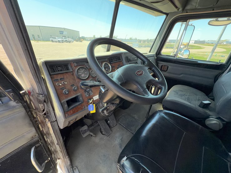 2003-peterbilt-330-image-31