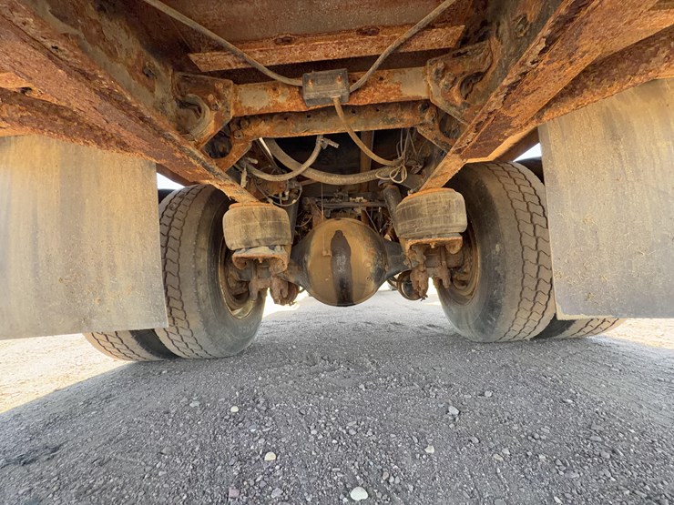 2003-peterbilt-330-image-12