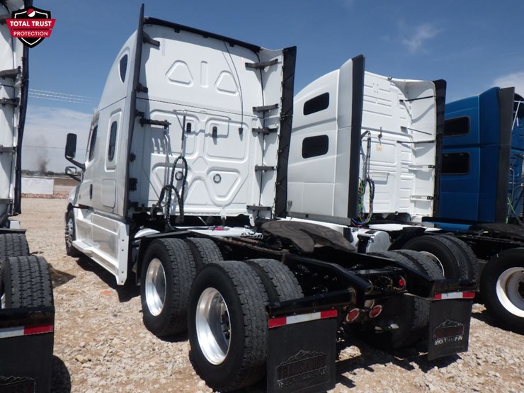 2021-freightliner-cascadia-126-image-11