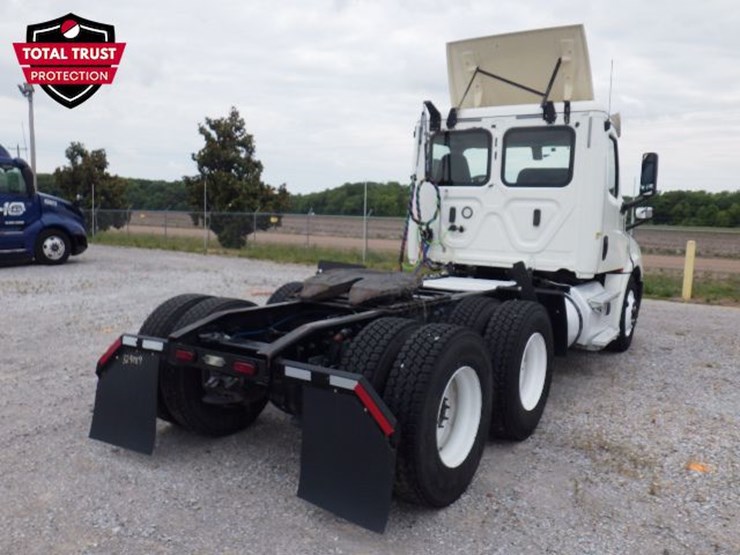 2019-freightliner-cascadia-126-image-9