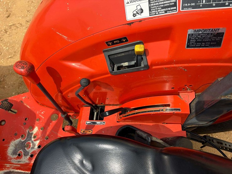 2013-kubota-m7040-image-24