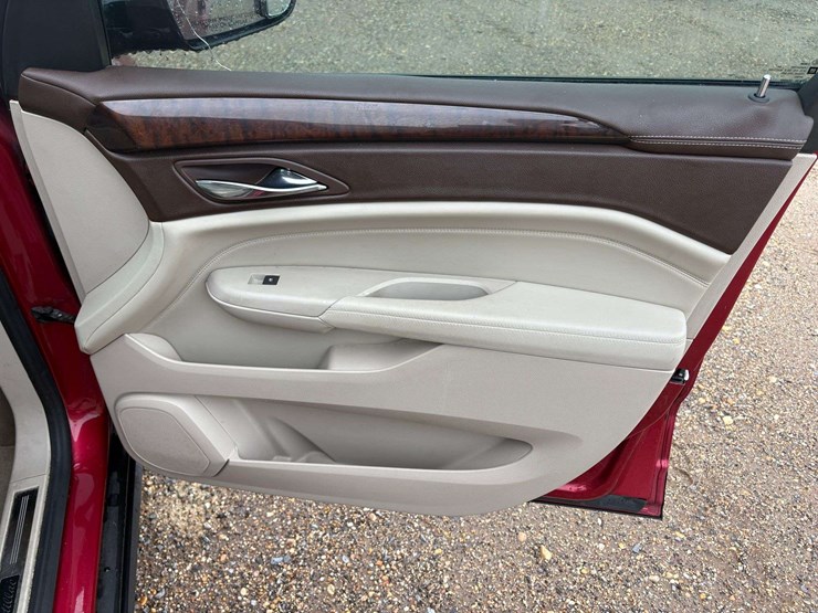 2010-cadillac-srx-image-31