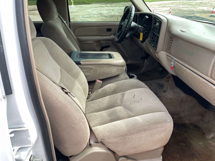 2005-chevrolet-tahoe-image-18