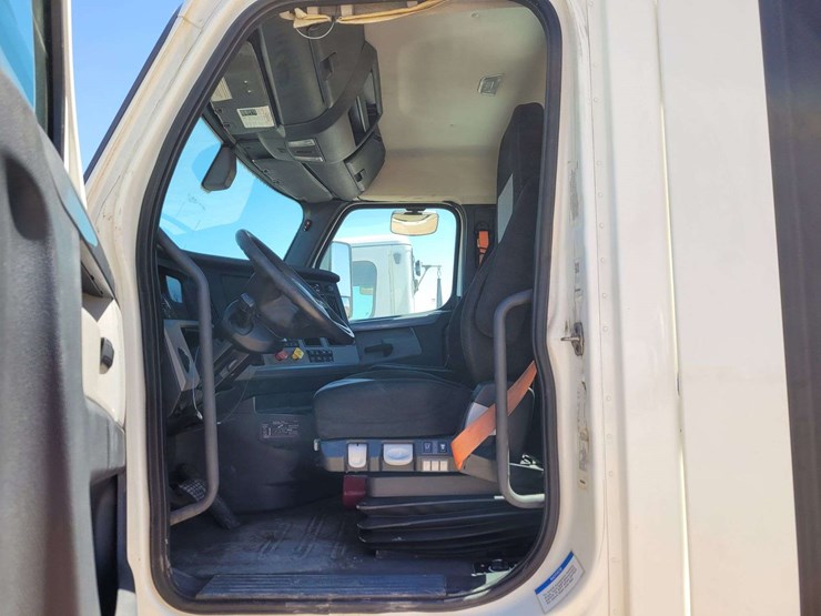 2019-freightliner-cascadia-116-image-19