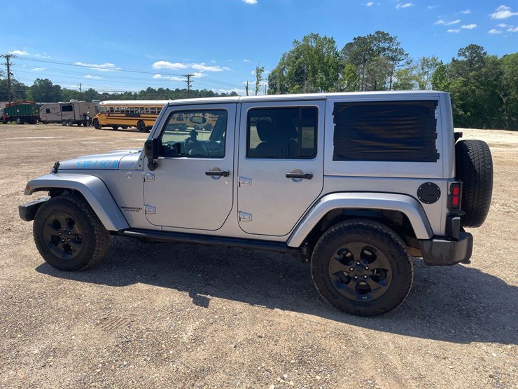 2015-jeep-wrangler-unlimited-sahara-image-2