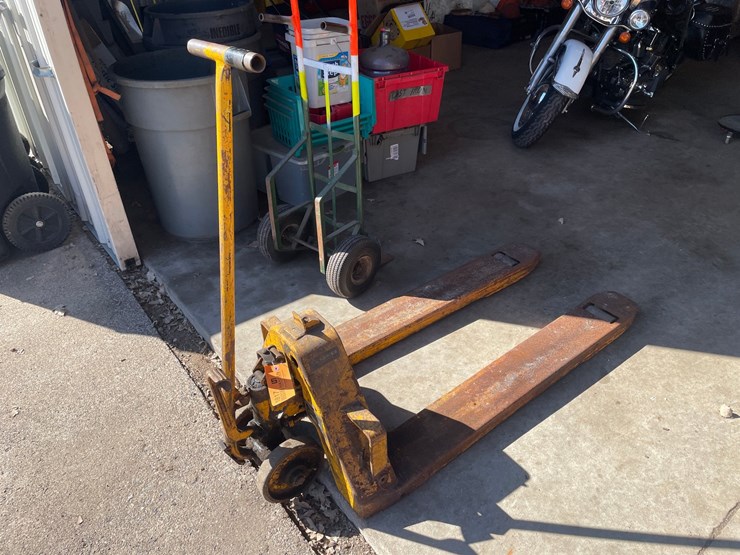 #1817-•-barrett-pallet-jack-image-1