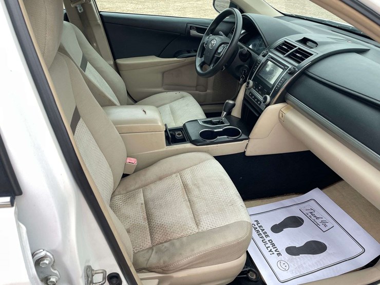2014-toyota-camry-le-4-door-sedan-(169,990-miles)-image-18