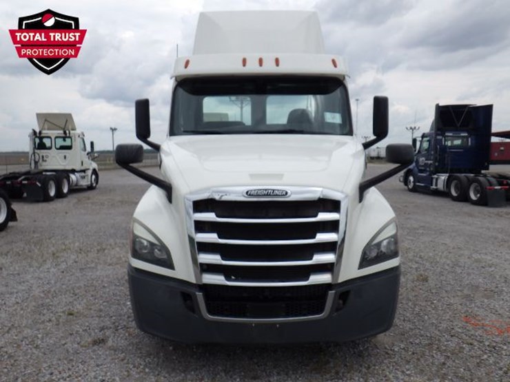2019-freightliner-cascadia-126-image-2