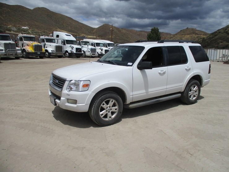 2010-ford-explorer-xlt-image-1