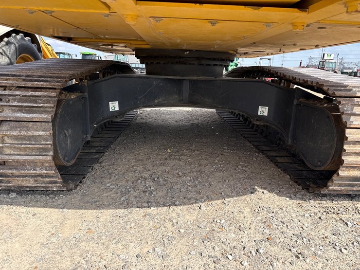 2023-komatsu-pc210-image-8