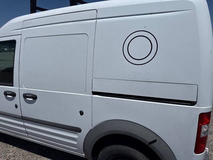 2010-ford-cargo-image-10