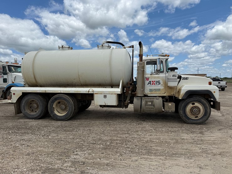 1993-mack-rd690s-image-4