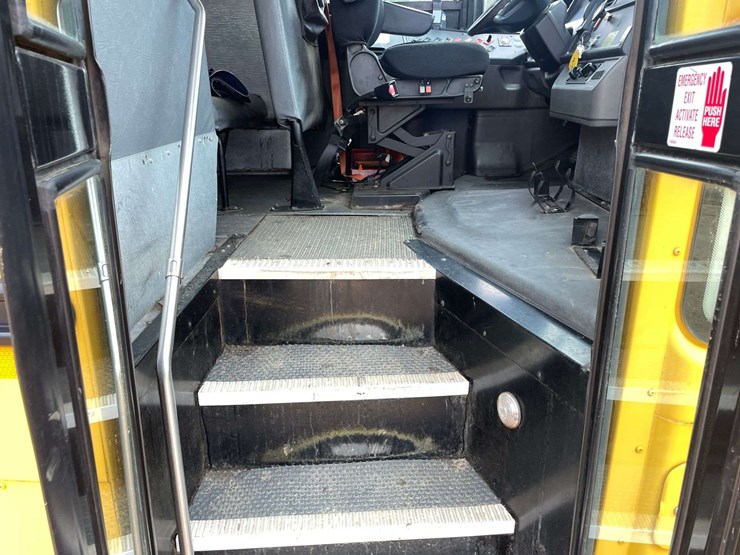 2012-freightliner-b2-image-9