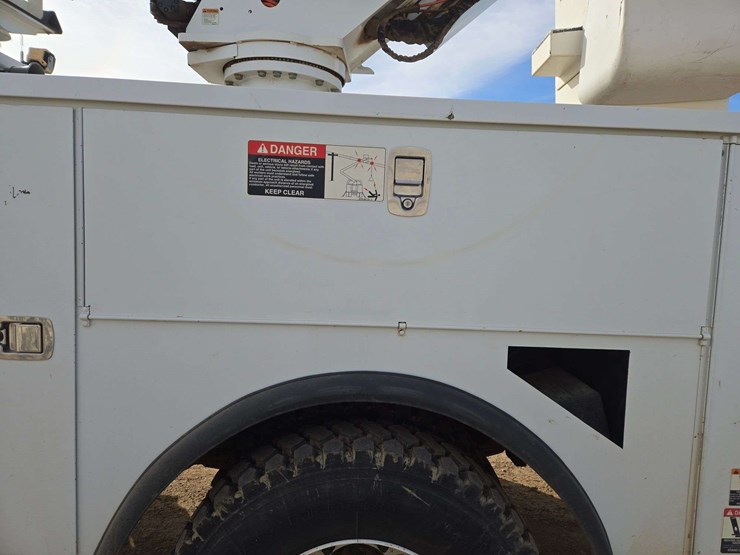 2013-freightliner-m2-106-image-8