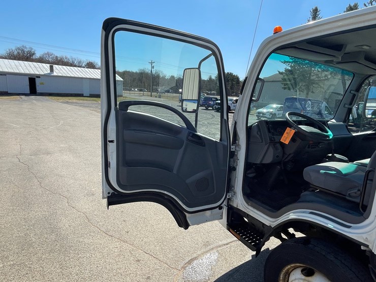 #3278-•-2017-isuzu-n-series-straight-truck-(has-wi-title)-image-40