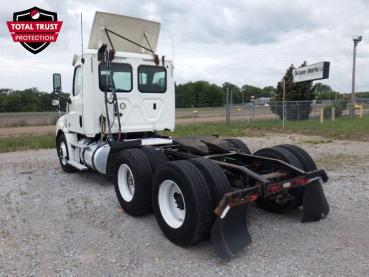 2019-freightliner-cascadia-126-image-13