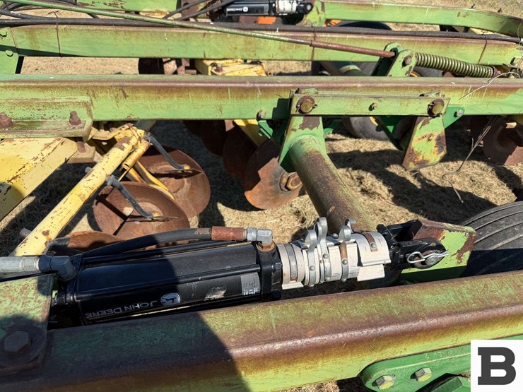 john-deere-310-image-9