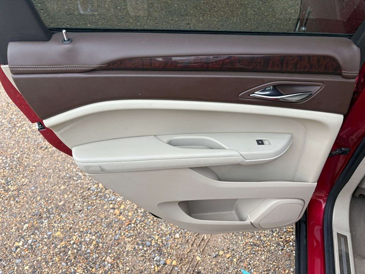 2010-cadillac-srx-image-21