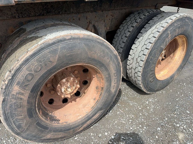 2006-freightliner-m2-106-image-10