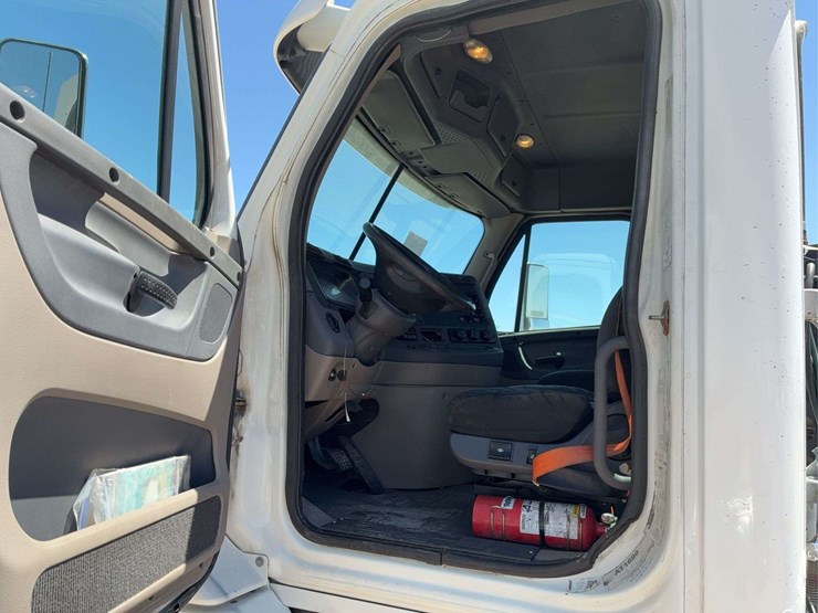 2010-freightliner-cascadia-113-image-19