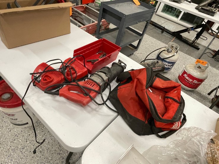 #8615-•-milwaukee-corded-sawzall-image-5