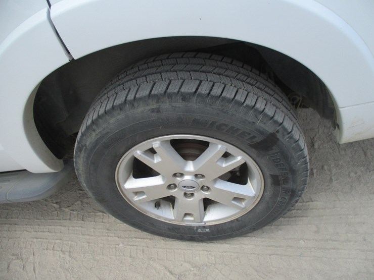2010-ford-explorer-xlt-image-17