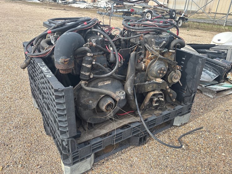 #36276-•-pallet-with-2-mercruiser-outboard-motor-ends-and-2-mercruiser-gas-engine-image-5