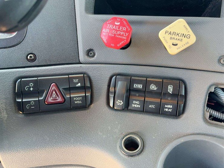 2010-freightliner-cascadia-113-image-26