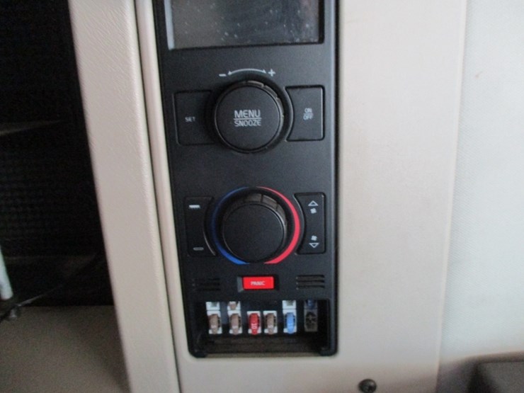 2015-volvo-10-image-18