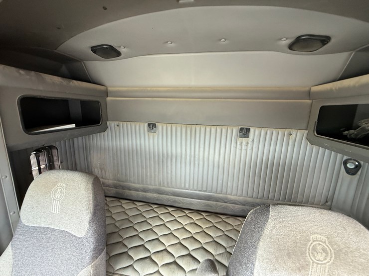 2011-kenworth-t800-image-16