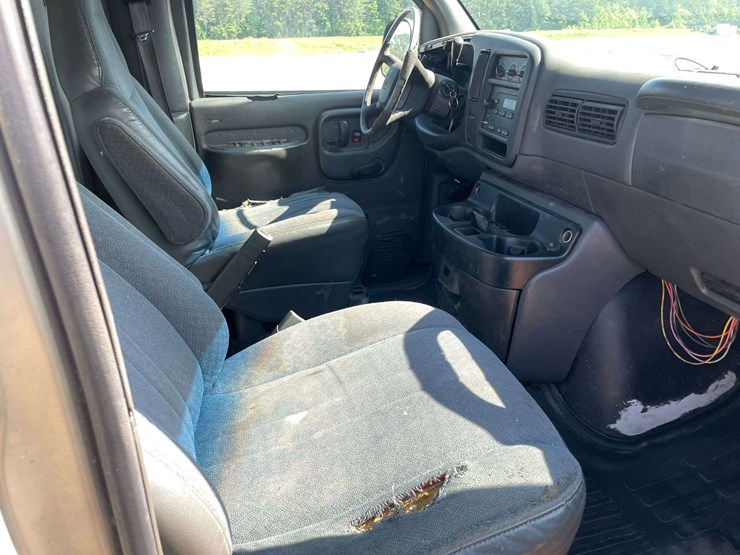 2002-chevrolet-express-2500-image-17