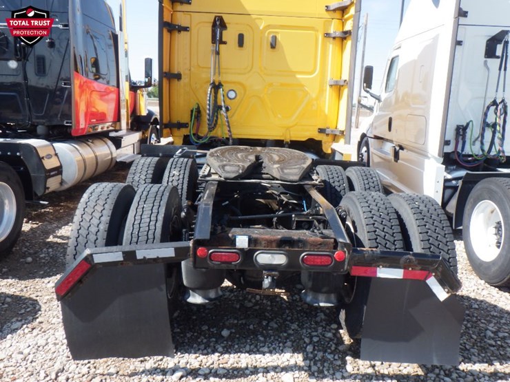 2022-freightliner-cascadia-126-image-9