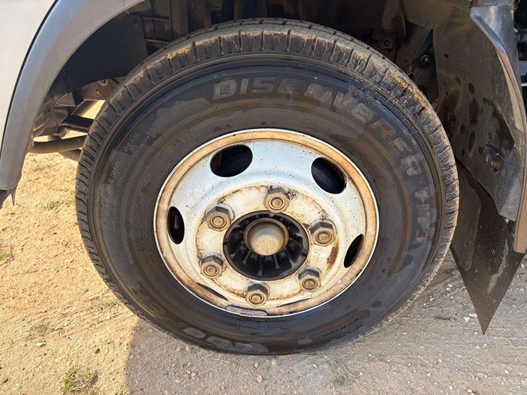 2021-isuzu-npr-image-7