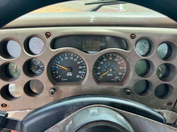 2001-mack-ch613-image-16