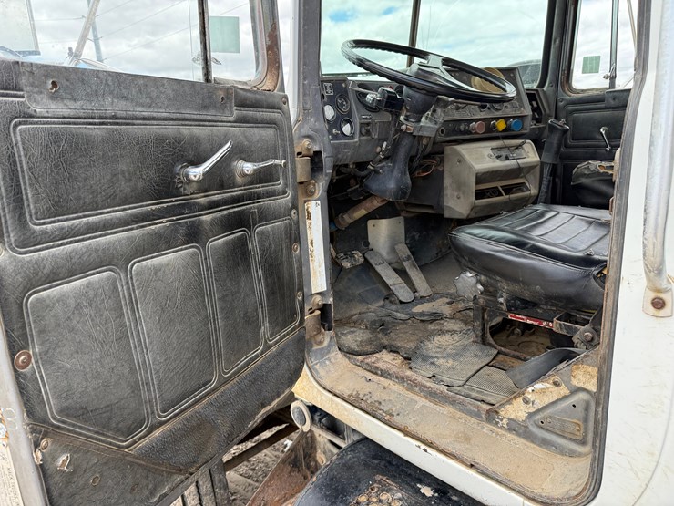 1993-mack-rd690s-image-16
