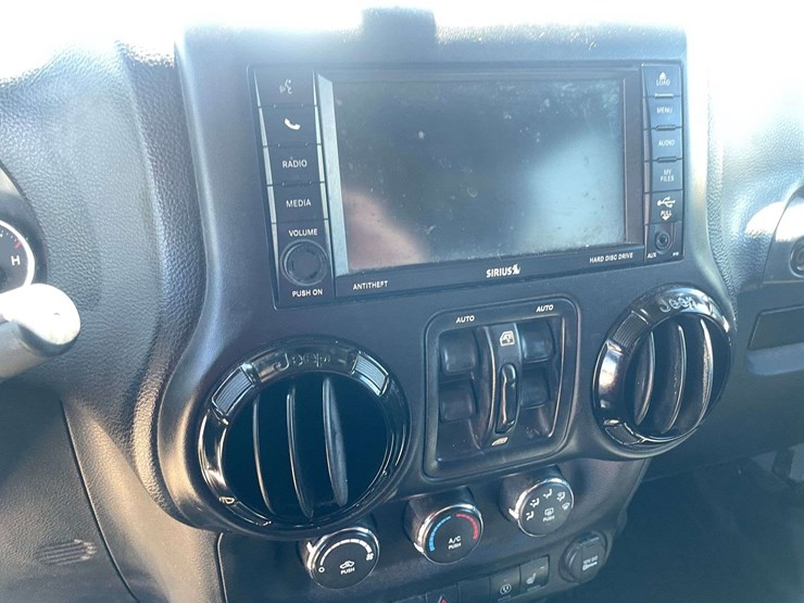 2015-jeep-wrangler-unlimited-sahara-image-13