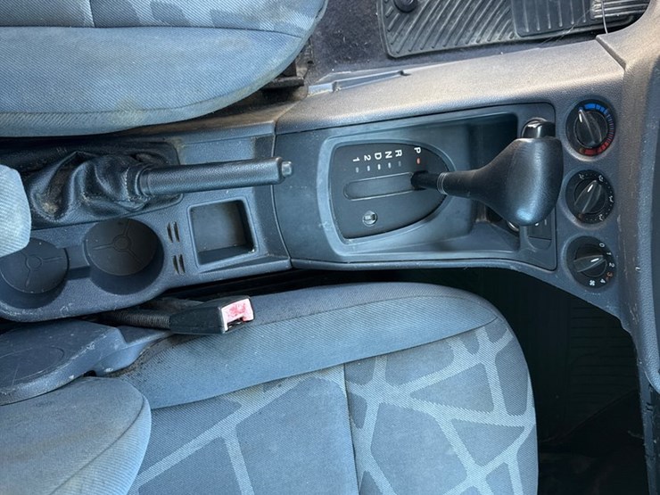2010-ford-cargo-image-24
