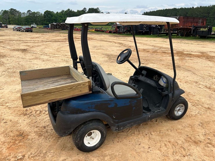 club-car-2-seater-gas-golf-cart-(2,403-hours)-image-3
