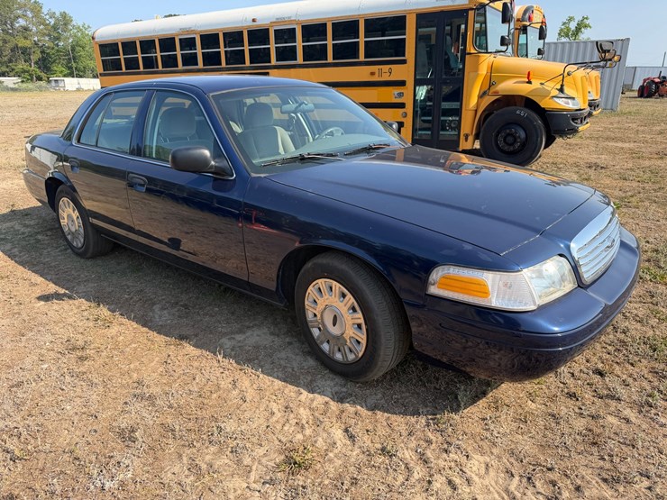 #552-•-2004-ford-crown-victoria-image-5