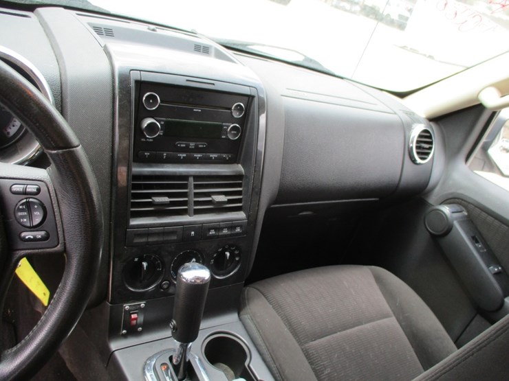 2010-ford-explorer-xlt-image-10