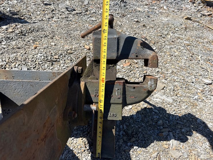 #1020-•-large-old,-heavy-duty,-vice-and-stand.-image-2