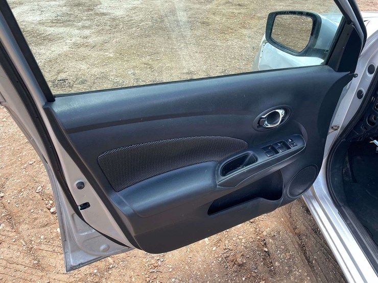 2017-nissan-versa-sv-4-door-sedan-(191,051-miles)-image-9