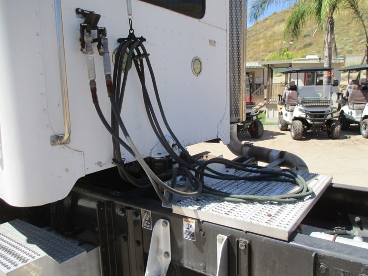 2008-peterbilt-367-image-14