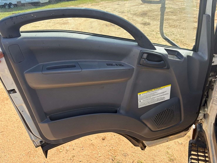 2021-isuzu-npr-image-10