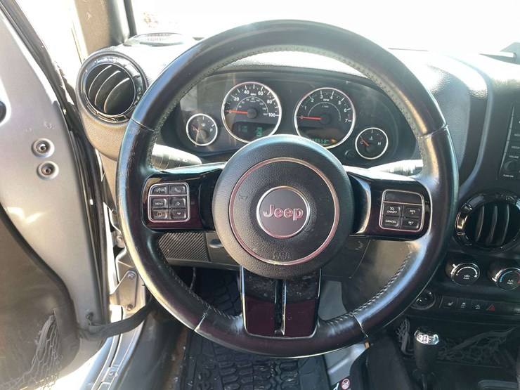 2015-jeep-wrangler-unlimited-sahara-image-12