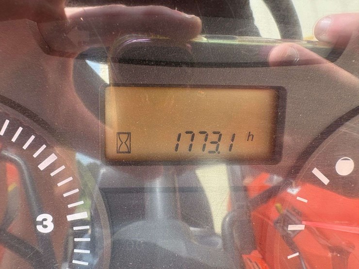 2013-kubota-m7040-image-29