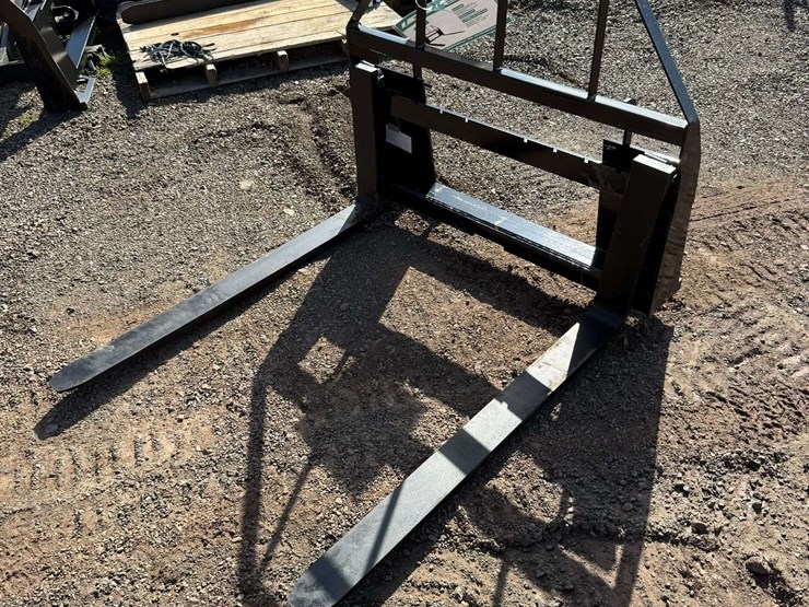 42"-heavy-duty-skid-steer-forks-rated-for-4,000lb.-(new/unused)-image-3