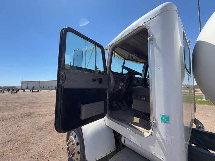 2003-peterbilt-330-image-29
