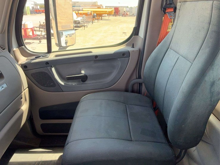 2010-freightliner-cascadia-113-image-22
