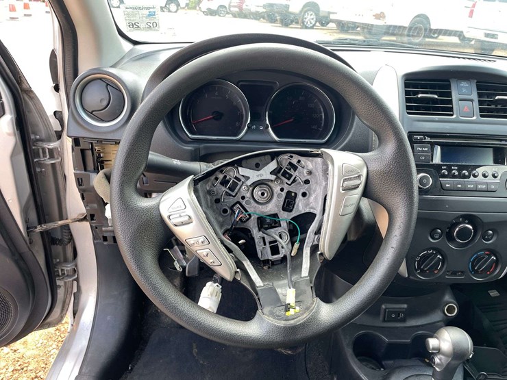 2017-nissan-versa-sv-4-door-sedan-(191,051-miles)-image-12